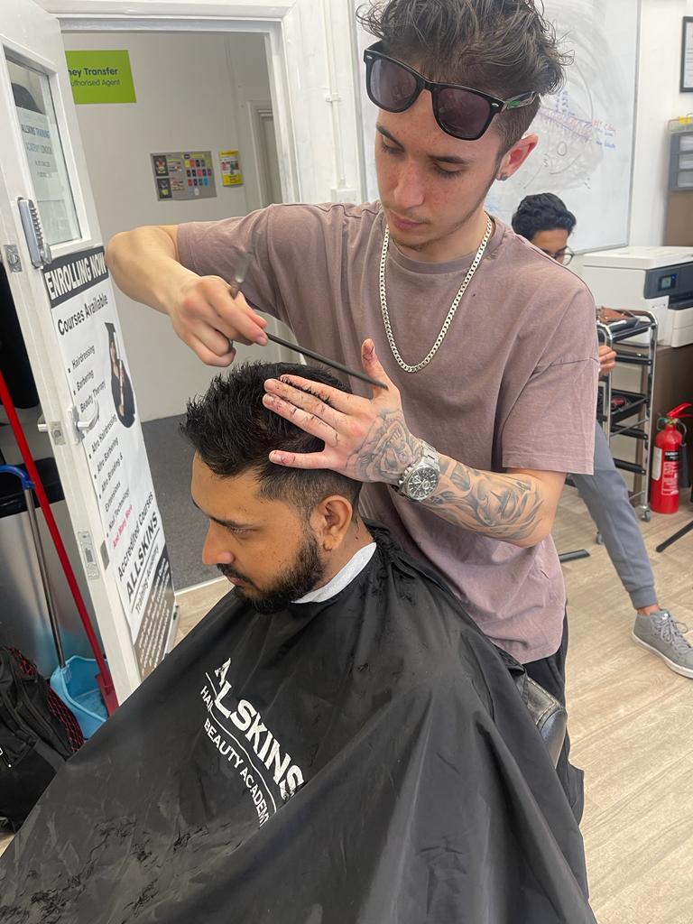 Barbering Techniques in a Specialised Course