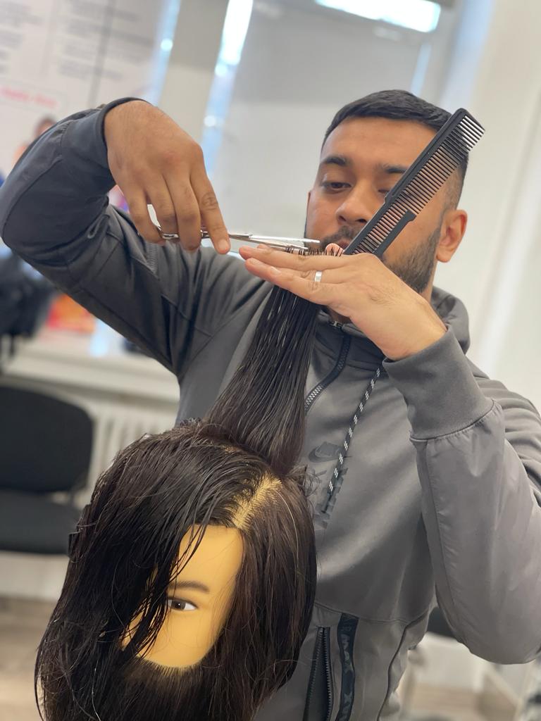 Invest in yourself with barber courses in the UK